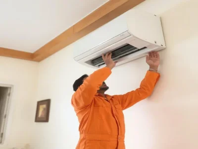فني تكييف أثناء تركيب مكيف سبليت
